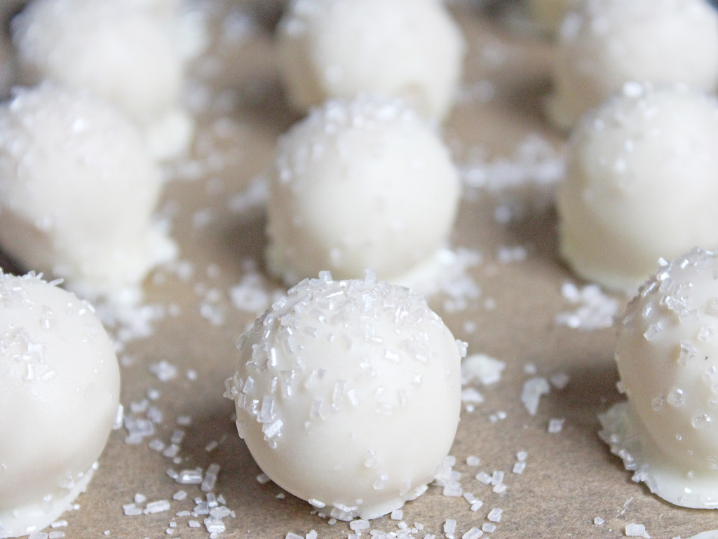 No Bake Sugar Cookie Balls — Little truffles of cookie goodness dipped in white chocolate and sprinkled like snowballs! | Recipe on If You Give a Blonde a Kitchen