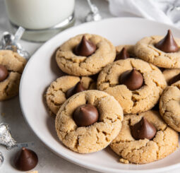 This peanut butter blossoms recipe calls for Hershey's kisses and smooth peanut butter. This holiday classic cookie is a must make! | www.ifyougiveablondeakitchen.com