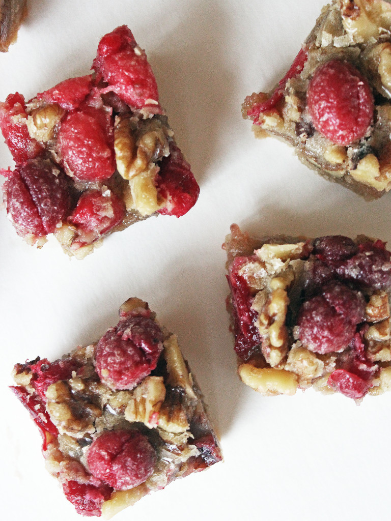 Cranberry Walnut Bars have tart cranberries, crunchy walnuts and a buttery brown sugar crust. | Recipe by @haleydwilliams