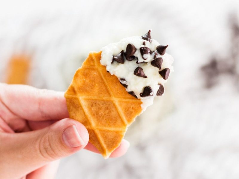 If you like cannolis, then you will love this dip! Easy and quick to make, this easy cannoli dip will satisfy your sweet tooth. | www.ifyougiveablondeakitchen.com