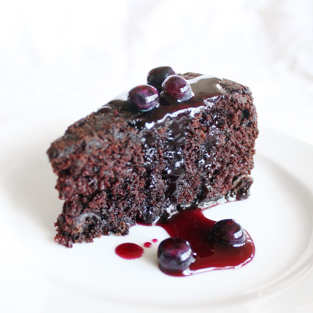 If you love blueberries and you love chocolate then you are going to love this blueberry chocolate cake! | Recipe by @haleydwilliams