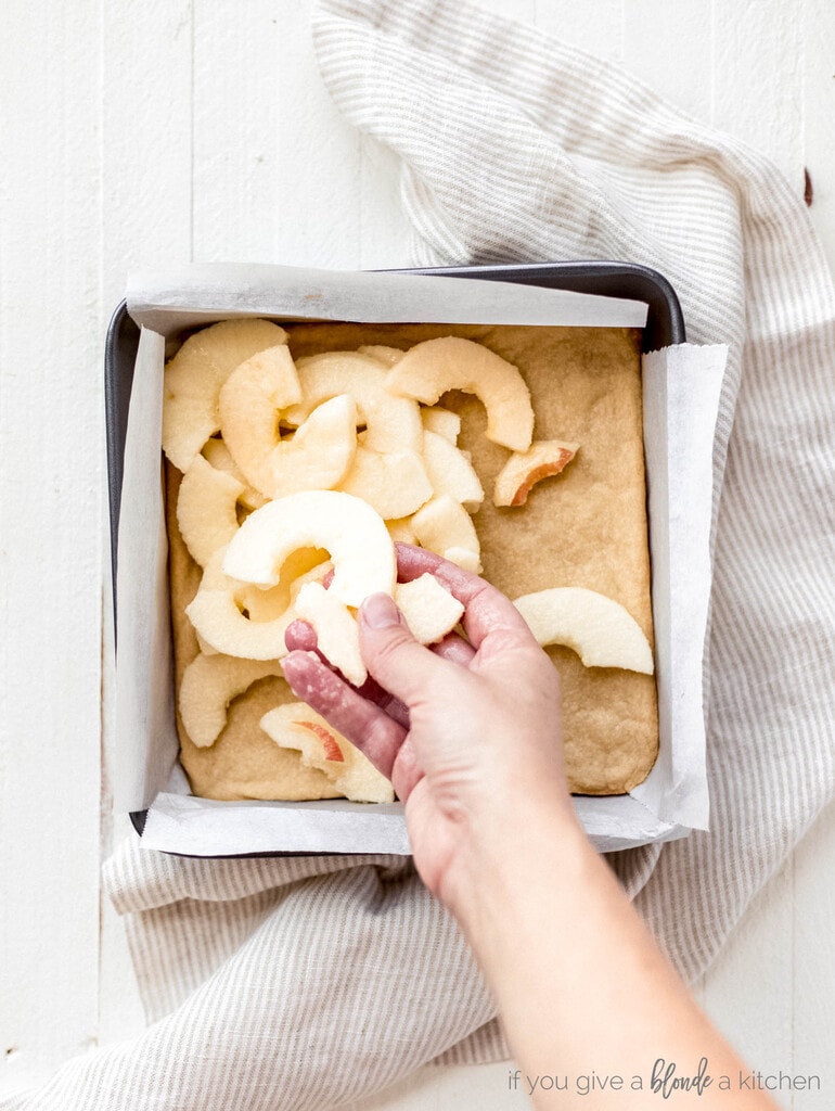 apples slices placed on shortbread crust