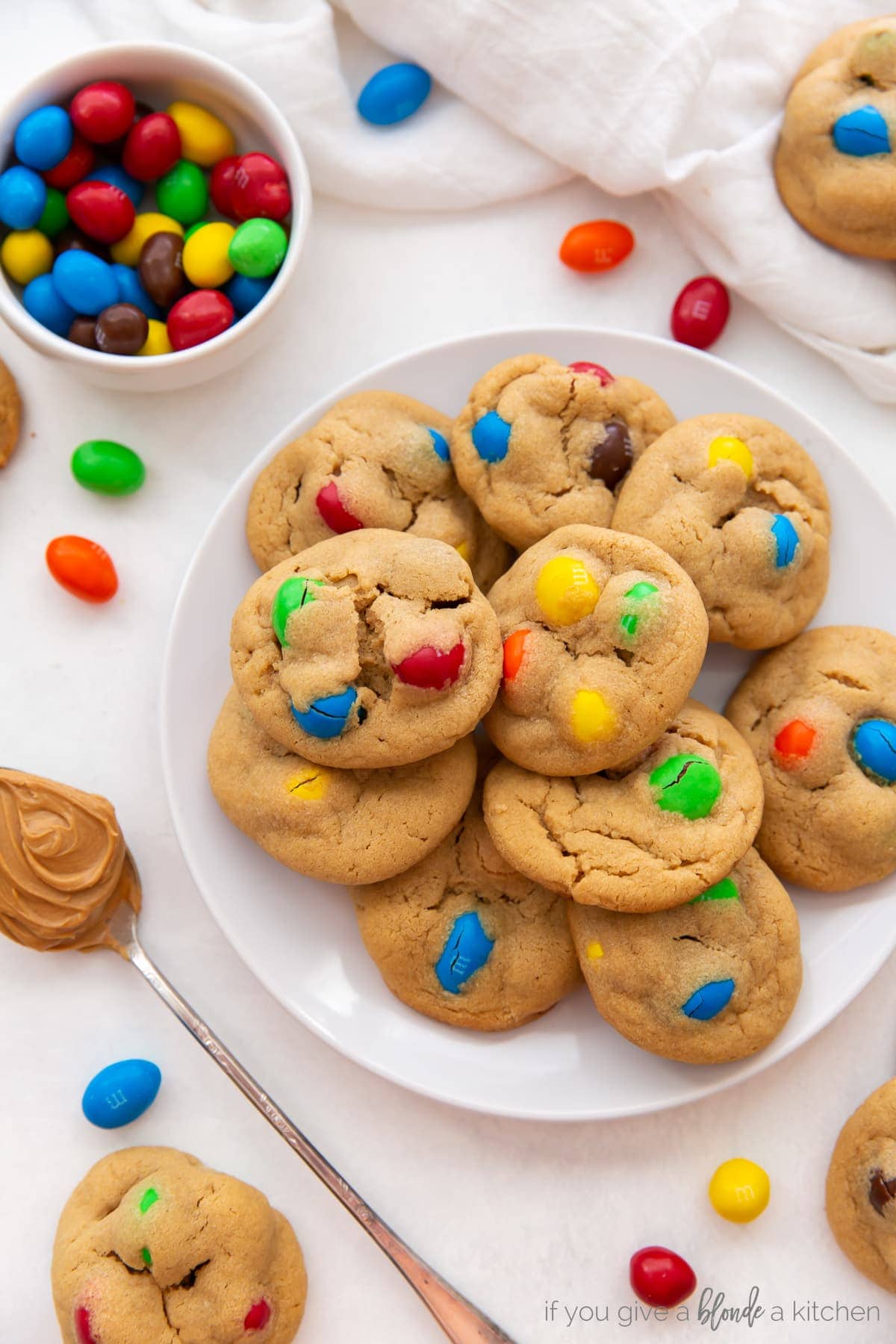 Peanut Butter M&M Cookies - SO good and easy to make!