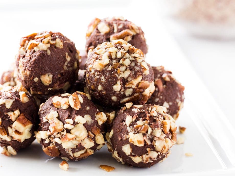 Pecan truffles are the perfect no-bake dessert for the Kentucky Derby, Thanksgiving or Christmas! | www.ifyougiveablondeakitchen.com