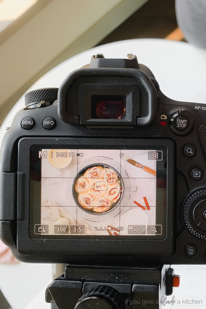 dslr camera screen previewing photo of cinnamon rolls