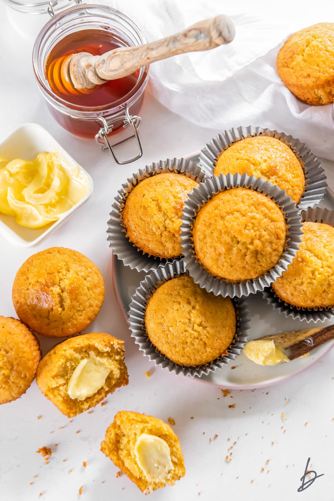 Easy Cornbread Muffins (ready in 20 minutes!)