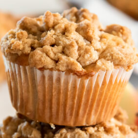 apple crumble muffin with crumb topping