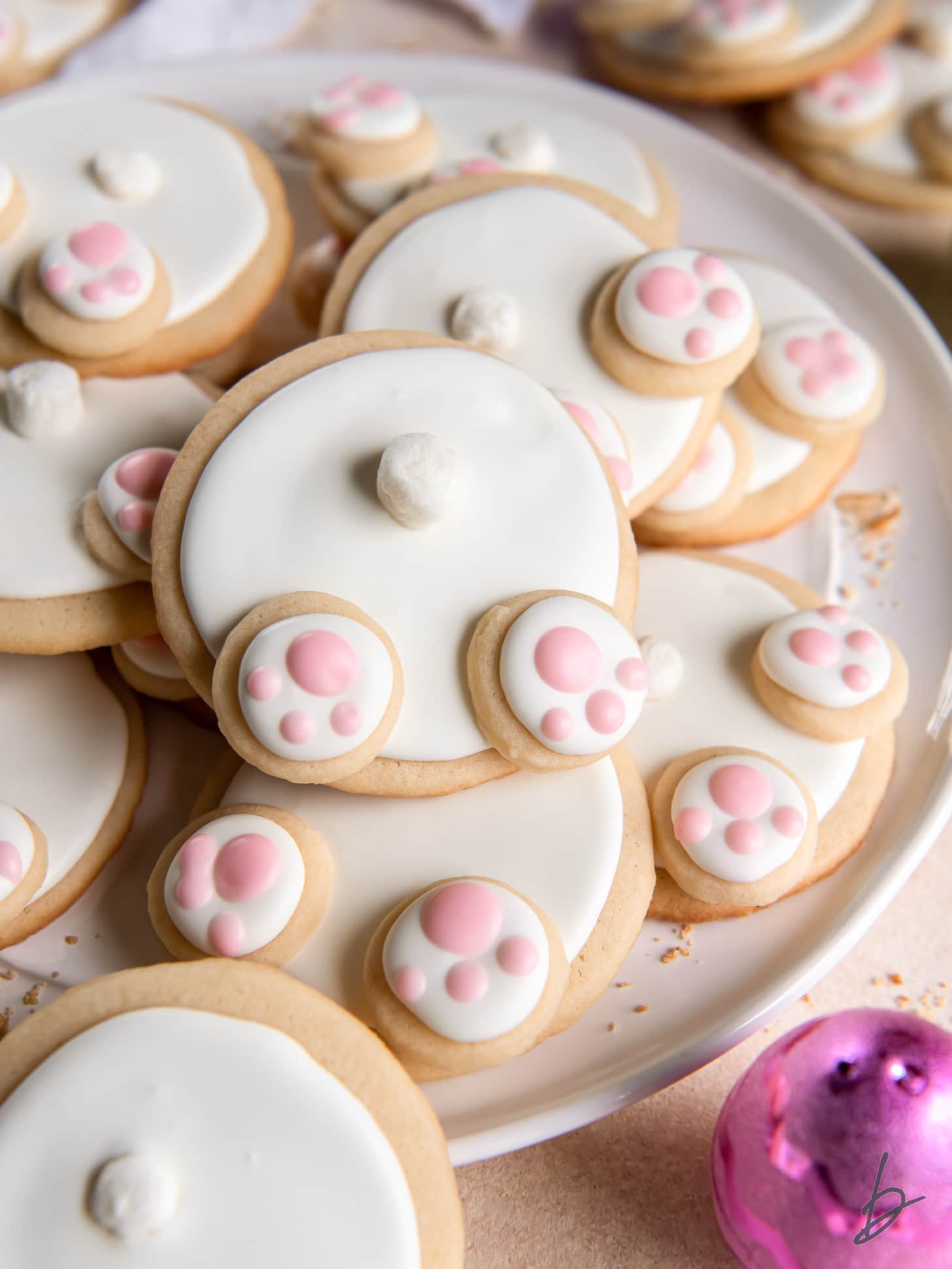 Bunny butt cookies are iced sugar cookies perfect for Easter! | www.ifyougiveablondeakitchen.com