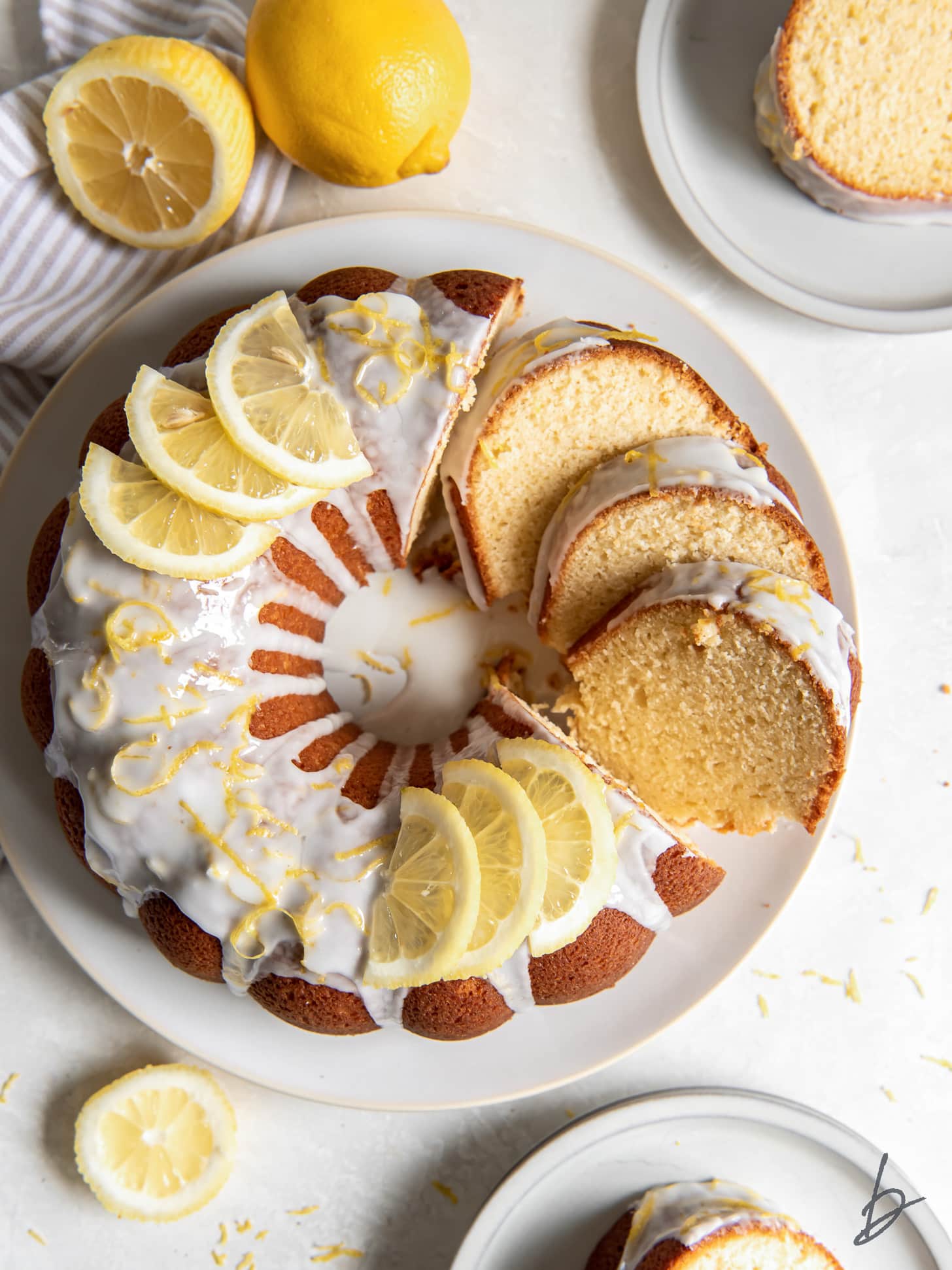 lemon bundt cake with lemon glaze and lemon slices as garnish.